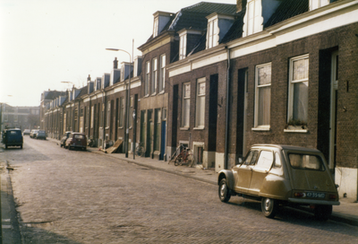 601377 Gezicht op de voorgevels van de huizen Riemstraat 52 (rechts) lager te Utrecht.